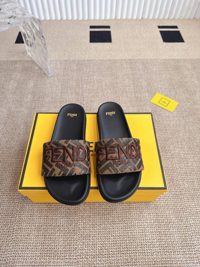 Fendi 25Ss 芬迪系列平底拖鞋 DDD 每年必备Ff拖今年还加了新的系列，美到无法言喻 绝好的穿着舒适感可是经典必备，各种风格搭配都Hold的住！ DD