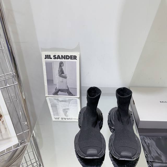 Balenciaga巴黎世家3Xl出袜子鞋了 复古休闲运动鞋 系列推出探索时尚界对于原创与挪用的概念、以全新系列致敬传承与经典，以标志性Balenciaga廓形