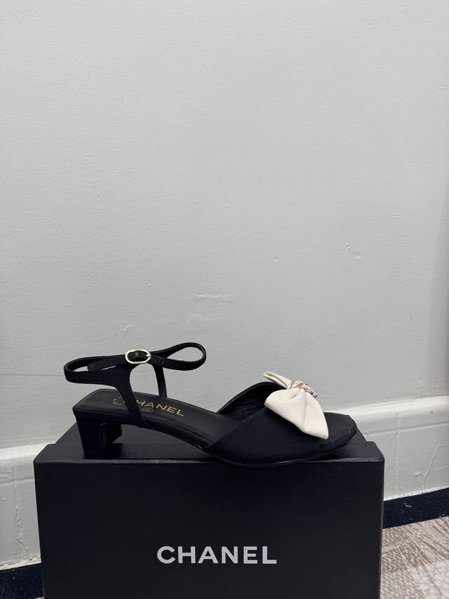 Size:35-39 40.41定做不退换 DDD 26P春季新款Chanel 香奶奶小香链条蝴蝶结粗跟凉鞋双C珍珠小方跟凉鞋 DDD 链条蝴蝶结设计 真的太时