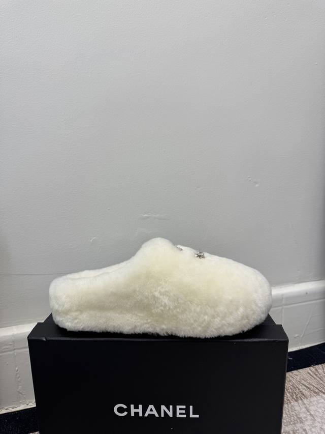 Size:35-39 40.41码数定做 DDD Chanel 秋冬新款毛茸茸半拖 DDD 泰迪毛毛鞋 很舒服诶 DDD 美拉德棕色还是很适合秋冬的～ DDD