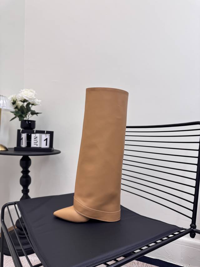 顶级版本皮 布P470 码数：35～42 DDD 巴尔曼新款时尚长靴亮泽皮革靴 DDD 原版1:1开发，腿部饰有皮革束带，搭配金属扣，侧面饰有金色不对称4G L