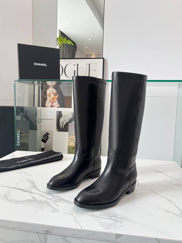 顶级品质Chanel 香奈儿25秋冬小香麂皮拼色一脚蹬骑士中靴高靴！复古风靴子西部牛仔靴！ DDD 独特的西部靴筒设计 流畅的曲线，不规则的边缘如同旷野中的自由