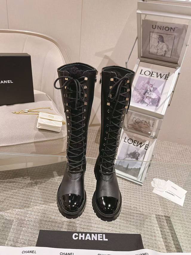 精致双C登上五金！原板一比一 DDD 鞋面；进口小牛皮 DDD 内里；丝绸羊皮 DDD 垫脚；丝绸羊皮 DDD 大底；意大利真皮配像胶防滑组合底 DDD 底高；