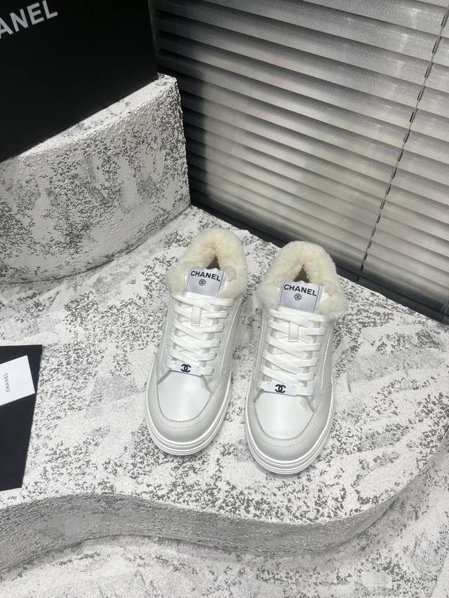 大熊猫拼色绝了，网红明星同款 专柜最新走秀主打系列上新 DDD 鞋面：牛皮字母一比一原版排列 DDD DDD 内里：真羊毛里 真羊毛垫脚 DDD 大底：高端Yo