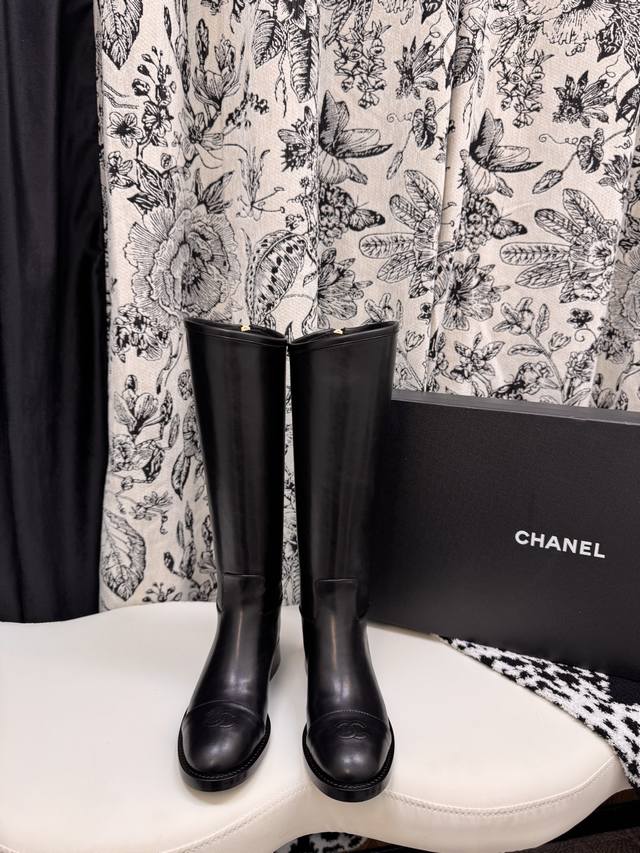 码数：35-39 40.41定做不退换 DDD 秋冬走秀新款Chanel 小香25B秋冬走秀款翻口大链条短靴 粗跟裤管靴 DDD 标志性的大链条设计，把经典玩出