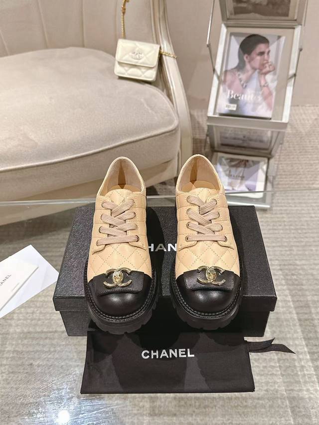 香奶奶 埃及系列优雅穆勒秋鞋 鞋面：原版进口混种皮+双层绣花点缀+精致品牌锁扣五金内里：垫脚特定水染丝愁混种小羊皮 大底：意大利本色真皮大底、跟高3.0Cm 鞋