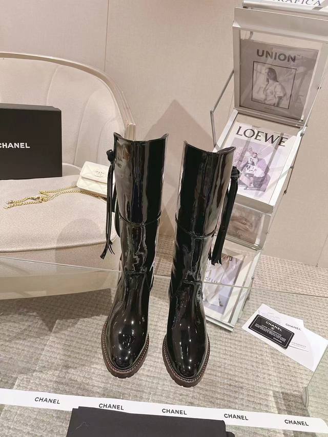 精致吊须原板开发 DDD 鞋面；进口羊京 DDD 内里；丝绸羊皮 DDD 垫脚；丝绸羊皮 DDD 大底；意大利真皮加防滑组合大底 DDD 跟高；2.5Cm DD