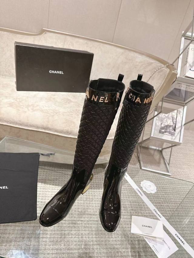 埃及系列优雅穆勒时尚女鞋 鞋面：原版进口防水料加蚕丝棉电绣，小牛漆皮+小标字母。内里：垫脚特定水染丝愁混种小羊皮 大底：意大利本色真皮大底、跟高5.5Cm 鞋码