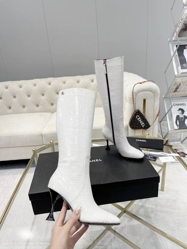 埃及系列优雅穆勒时尚女鞋 鞋面：原版进口小牛石头纹漆皮+超靓精彩标志点缀，内里：垫脚特定水染丝愁混种小羊皮 大底：意大利本色真皮大底、跟高9Cm 鞋码: 35-