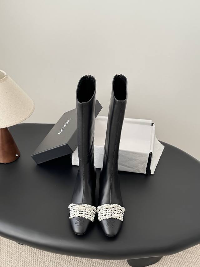 Chanel 25新款珍珠靴系列！ DDD 皮料质感超好，上脚秀气～ DDD 鞋面小牛皮，内里羊皮，原版大底！ DDD Size:35-39 其它码数定 DDD