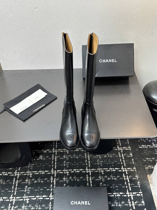 Chanel小香奶奶秋冬羊皮长靴高靴后拉链骑士靴 DDD 版型也香家马丁靴基础版型，利落帅气 DDD 鞋面用了牛皮，超级柔软的贴肤感，挺阔饱满，帅气拿捏！鞋头刺