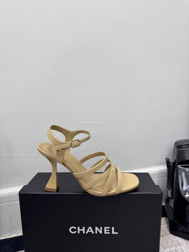 DDD 尺码：35-39 40 41定制 跟高7.5Cm 9.5Cm DDD Chane*｜小香26C新品走秀款酒杯跟高跟细带凉鞋 DDD 巴黎高定秀场的光影流