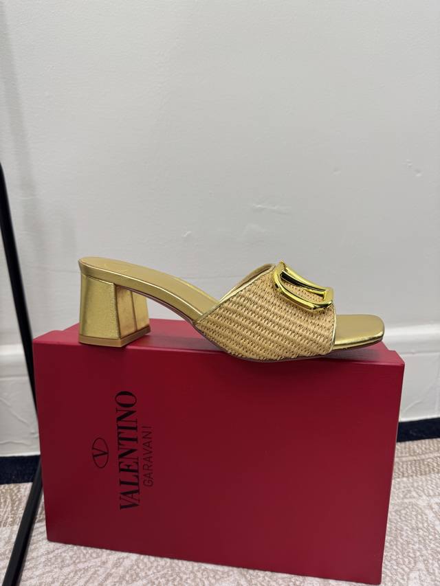 橡胶 皮底 DDD 码数：35-39 34.40.42定做不退换 Valentino 华伦天奴春夏新品 V字链 后空鞋上新 DDD 最新金色V字链条元素 满满的