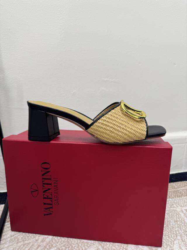 橡胶 皮底 DDD 码数：35-39 34.40.42定做不退换 Valentino 华伦天奴春夏新品 V字链 后空鞋上新 DDD 最新金色V字链条元素 满满的