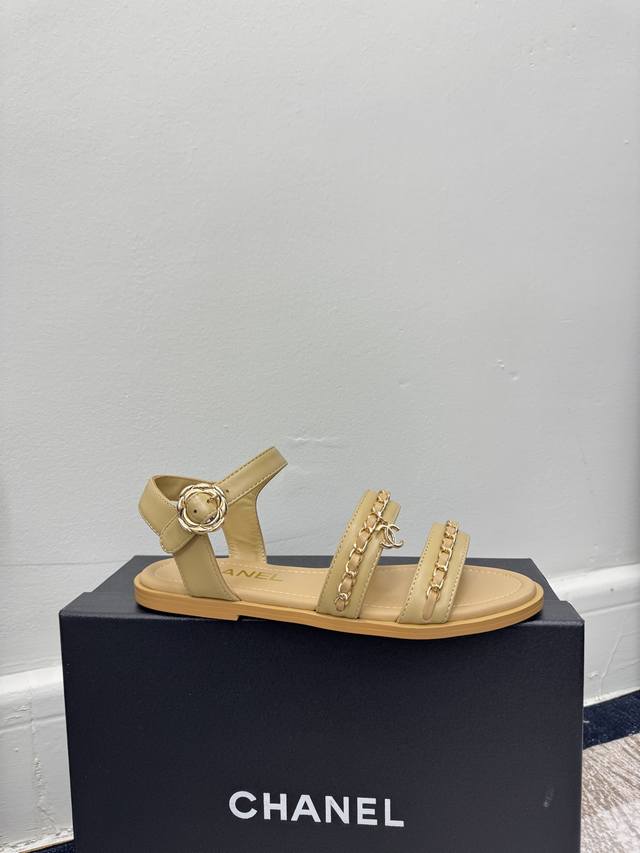 Size：35-39 40 41定制 DDD Chane*｜小香 26C早春新品山茶花链条凉鞋三个高度 DDD 将标志性山茶花元素注入慵懒步调 DDD 让轻奢质