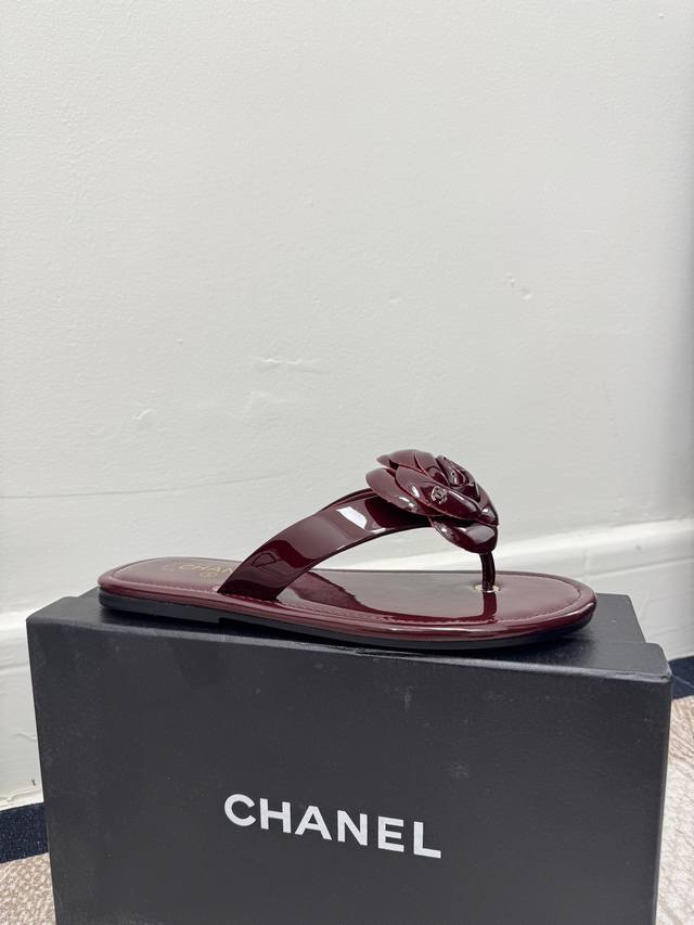 红色 Size：35-39 40 41定制 DDD Chane*｜小香 26C早春新品山茶花 DDD 夹脚人字拖鞋 DDD 将标志性山茶花元素注入慵懒步调 DD