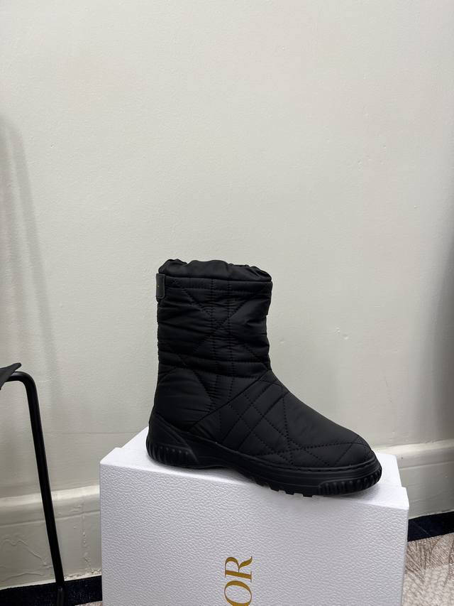 Size:35-41 DDD 这款 Dior Frost 及踝靴来自 Dior Alps 限定系列，融入高订风格，重新诠释雪地靴款式。深灰色和黑色绗缝效果锦纶
