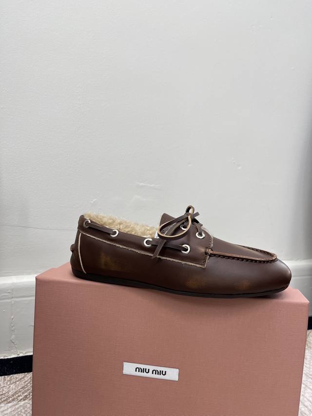 码数：35一40 41定做不退换 DDD Miu Mi 最新走秀新款♀擦色复古羊毛内里乐福鞋火爆来袭 DDD 鞋面采用定制复古擦色头层牛皮上复古的做旧擦色工艺内