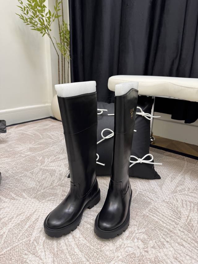 Cx赛琳短靴主打就是“飒” Celine塞琳秋冬新款杨幂同款骑士靴凯旋门英伦风短靴，简约、大气、时髦耐看不过时可是时尚圈永不退潮的经典所在复古的英伦风格，让你穿