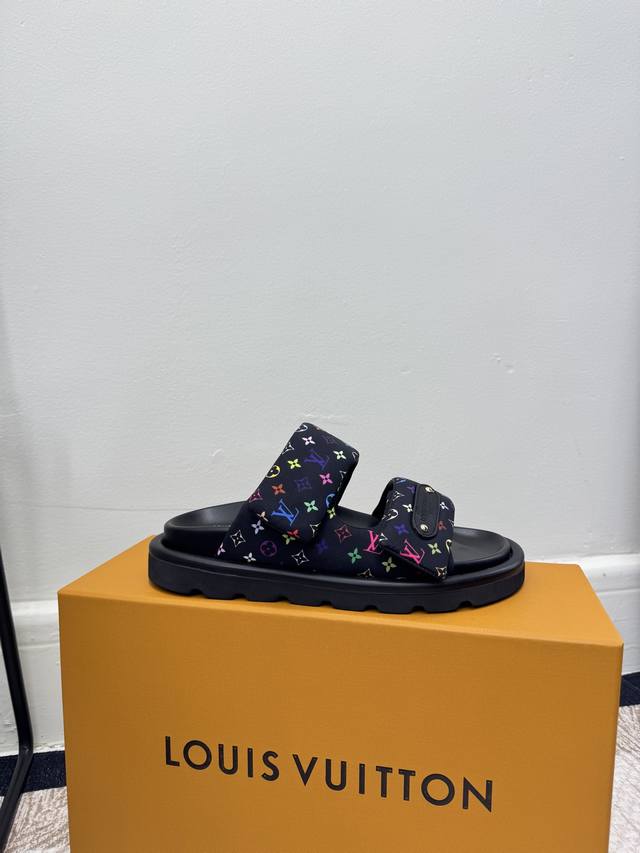 码数：女35-41 男41-45 DDD Lv 情侣款专柜主打最新款牛仔拖鞋硬货上新 DDD 代购级别！高级感十足！国内外博主刷爆的一款，复古又时髦 上脚美炸了