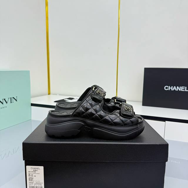 顶级版本！ DDD 2025春夏最新面料 专柜主推魔术贴沙滩凉鞋新色系列上新 DDD ★★★★★ 众多明星网红上脚，国内外博主刷爆的一个百搭系列，春夏衣橱搭配必