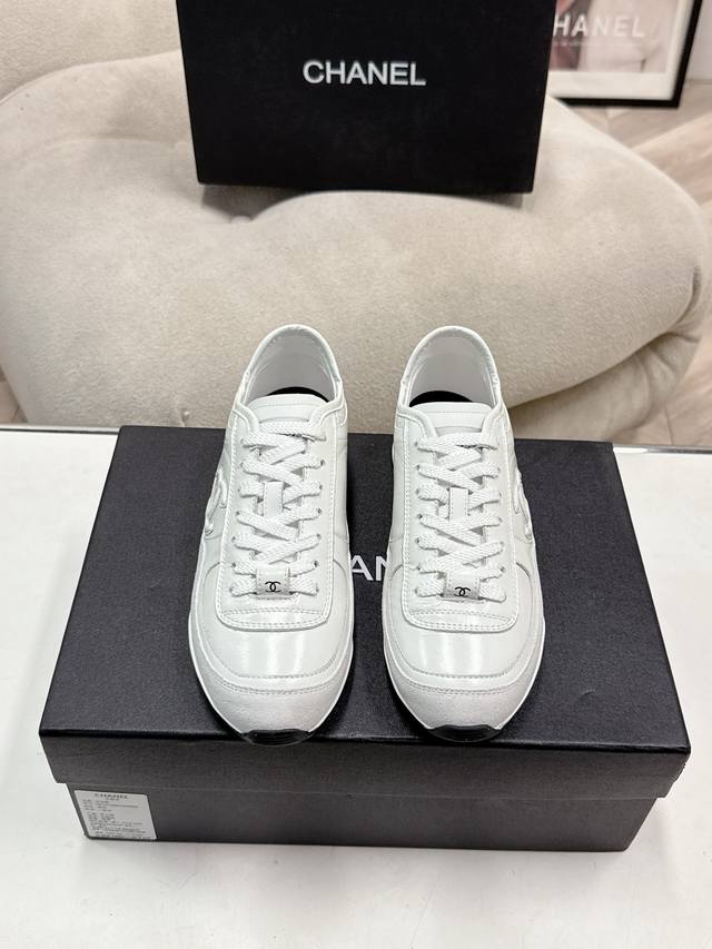 香奶奶所见即所得顶级版本 代购级别 DDD 德训休闲鞋鬼才设计师品牌，一个轻奢品牌上脚很百搭哦，也很随脚舒适，这一款德国训练鞋延续了经典的真皮拼接设计，经过设计