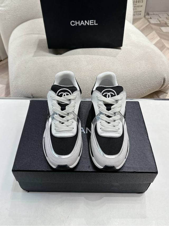 最新4色！超级好看！2025超级火爆的Chanel 香奈儿23C 角大王系列 休闲运动鞋 无敌漂亮又好穿 绝对仙女款 非常轻便，内里也是超级软，超级舒服，鞋面透