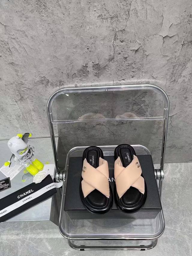 工厂P价P DDD Chanel 香奈儿夏季新款蜜儿 交叉拖鞋面包凉拖鞋 沙滩凉鞋原版购入开发 做货 DDD 小香 夏季新款拖鞋 这一季胖墩墩的面包 人字拖很火