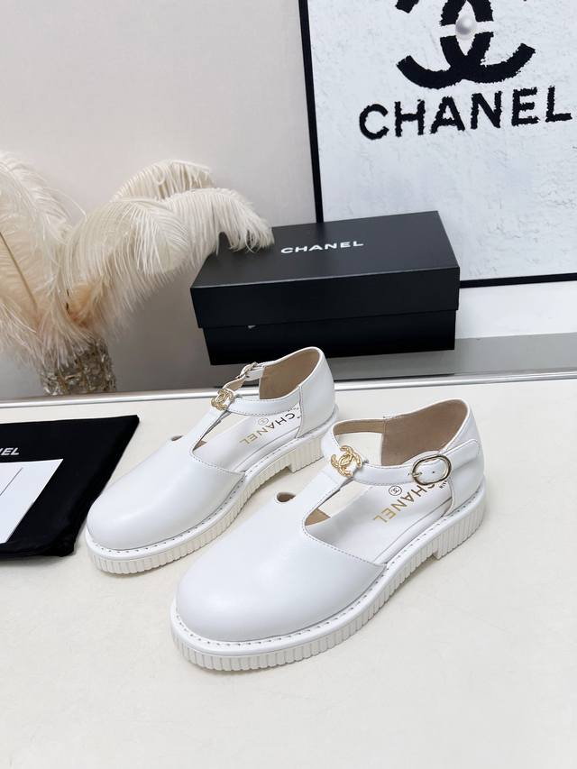 Chanel 香奶奶最新大双C玛丽珍后空凉鞋 DDD 这款条带经典设计；不平凡的双C拥入了多种配色元素 多元化混搭非常好看百搭，上脚非常轻巧 舒适超级秀气优雅的