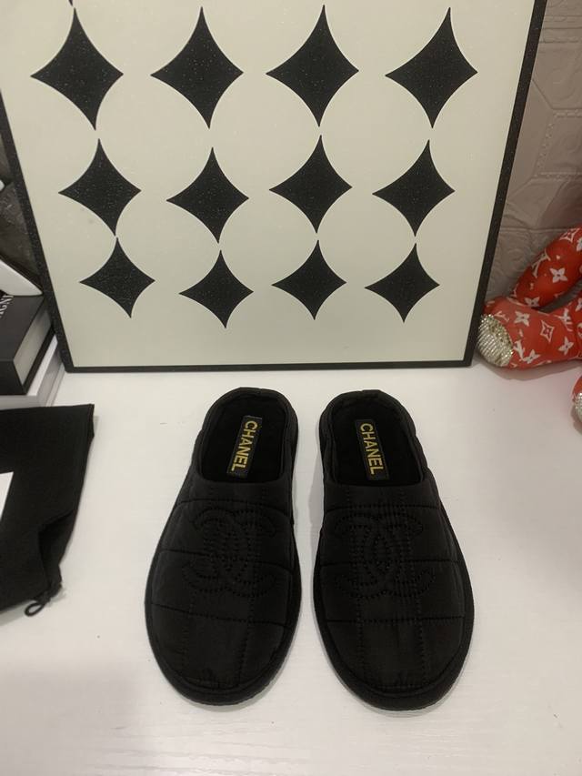 情侣款35-46 DDD 2025小香 最新火爆款居家拖鞋 DDD 香奈儿秋冬重工爆款 DDD 小红书力推款，怎么搭配都好看，时髦精必备，香奈儿女士钟爱简约又难