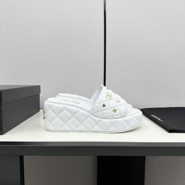 Cha小香24P春夏新品凉拖 DDD 香奶奶家一贯的优雅名媛气质 DDD 高级感十足！上脚非常Nice～ DDD 不管光脚穿或搭配裙装、裤装、 DDD 都非常百