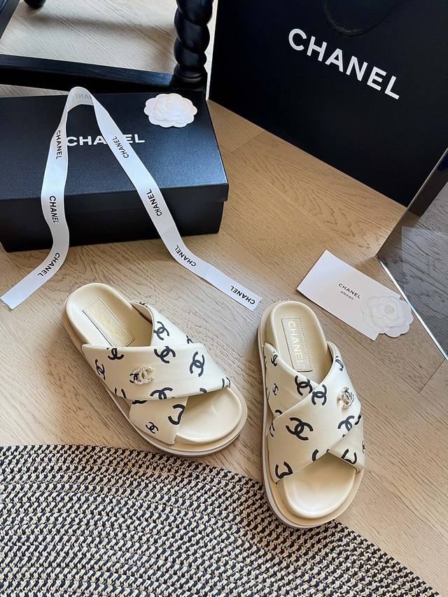 Chane 新款厚底交叉拖鞋 DDD 鞋面：丝绸布 DDD 内里：羊皮 DDD 大底：发泡大底！ DDD 码数：35-40 40定制不退换 P DDD