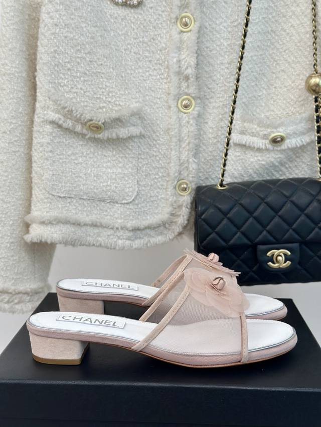 Chane*｜小香经典山茶花网纱懒人拖鞋 DDD 这一季山茶花系列真的超美 DDD 花卉是作为本季的核心主题 DDD 呈现出温柔优雅又可爱甜美气质！ DDD 鞋