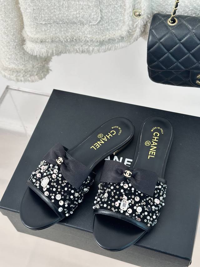 Chane* ｜小香24P新品蝴蝶 DDD 结水晶拖鞋 DDD Buling Buling 闪闪的又甜又御～ DDD 上脚真的是美到爆好吗！ DDD 面料采用羊