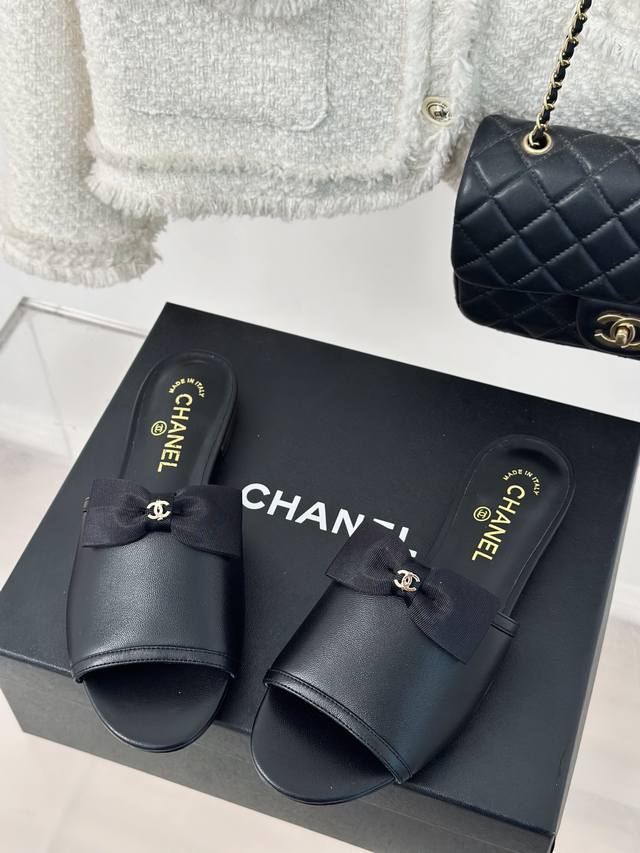 Chane* ｜小香P新品蝴蝶结拖鞋 DDD 颜色很夏天不说款式真的很经典 DDD 这款简约拖鞋上脚真的是美到爆好吗！ DDD 面料采用进口小羊皮 DDD 内里
