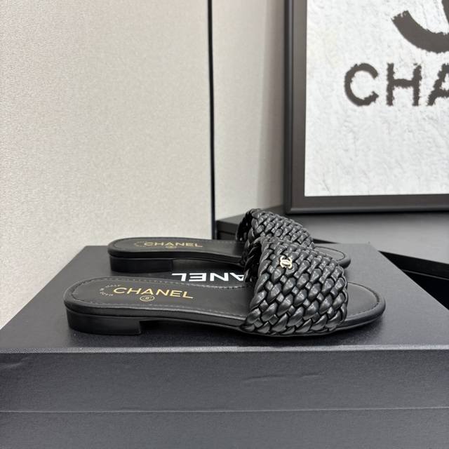 25早秋最爆凉拖鞋 DDD 专柜简直疯抢了，各大社交平台热门晒图，这期的走秀款绝对太帅了，绝对是这一季最热门的款式，专柜仙女们真的太识货了，不卡脚也不会磨脚，质