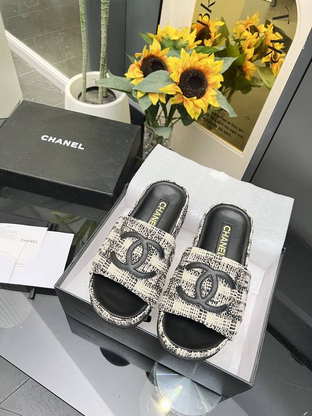 Cha小香24P春夏新品凉拖 DDD 香奶奶家一贯的优雅名媛气质 DDD 高级感十足！上脚非常Nice～ DDD 不管光脚穿或搭配裙装、裤装、 DDD 都非常百