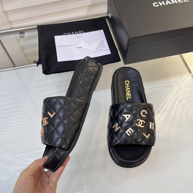 DDD 小香平底一字拖鞋 DDD 专柜最新大爆款 一定要去入它 DDD 海边度假 懒人拖，各大网红小红书明星同款等等推荐产品 DDD 鞋面: 进口羊皮绸缎 DD