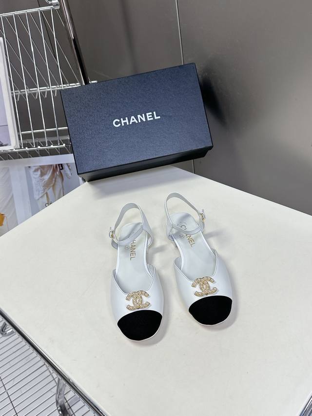 Chanel香奈儿春夏秀款中空凉鞋 第一眼看上就被种草了根据天气变化自由穿搭！套上袜套春夏秒变可爱单鞋！秒变魔法公主鞋面采用混种羊皮内里踮脚丝绸羊皮 脚感超级舒