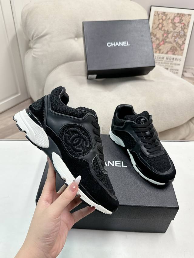 Chanel香奶奶 专柜顶级休闲款运动鞋 DDD 这款经典设计；鞋面多种工艺电绣的风格；大底却时尚运动；不平凡的拥入了多种配色元素 DDD 多元化混搭非常好看百