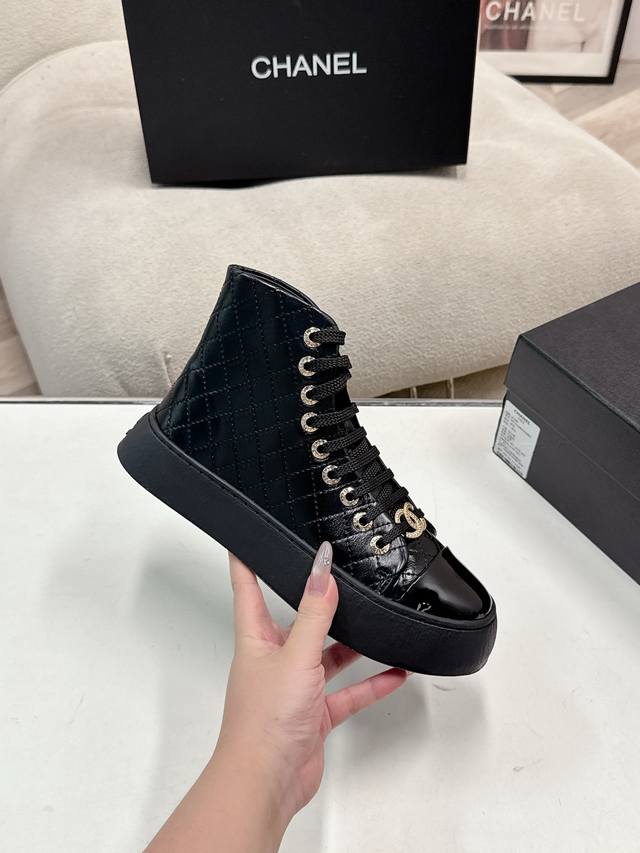 Chanel香奶奶专柜顶级休闲款运动鞋 DDD 这款经典设计；鞋面多种工艺电绣的风格；大底却时尚运动；不平凡的拥入了多种配色元素 DDD 多元化混搭非常好看百搭