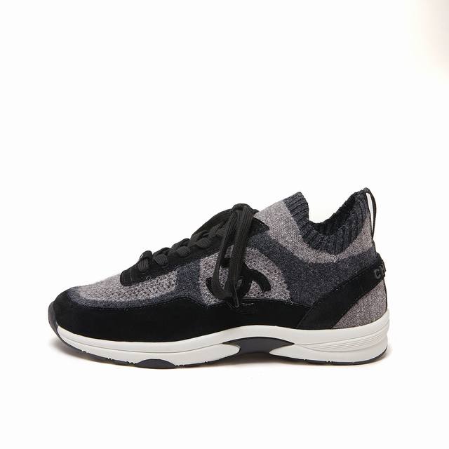 Chanel香奈儿 专柜顶级休闲款运动鞋 DDD 这款经典设计；鞋面多种工艺电绣的风格；大底却时尚运动；不平凡的拥入了多种配色元素 DDD 多元化混搭非常好看百