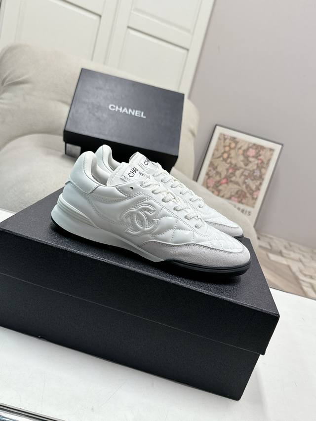 Chanel香奈儿 专柜顶级休闲款运动鞋 DDD 这款经典设计；鞋面多种工艺电绣的风格；大底却时尚运动；不平凡的拥入了多种配色元素 DDD 多元化混搭非常好看百