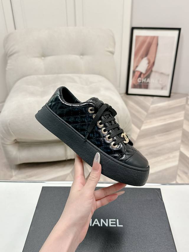 顶级版本，原单品质Chanel香奶奶 2025饼干鞋 DDD 专柜顶级休闲款运动鞋 DDD 这款经典设计；鞋面多种工艺电绣的风格；大底却时尚运动；不平凡的拥入了