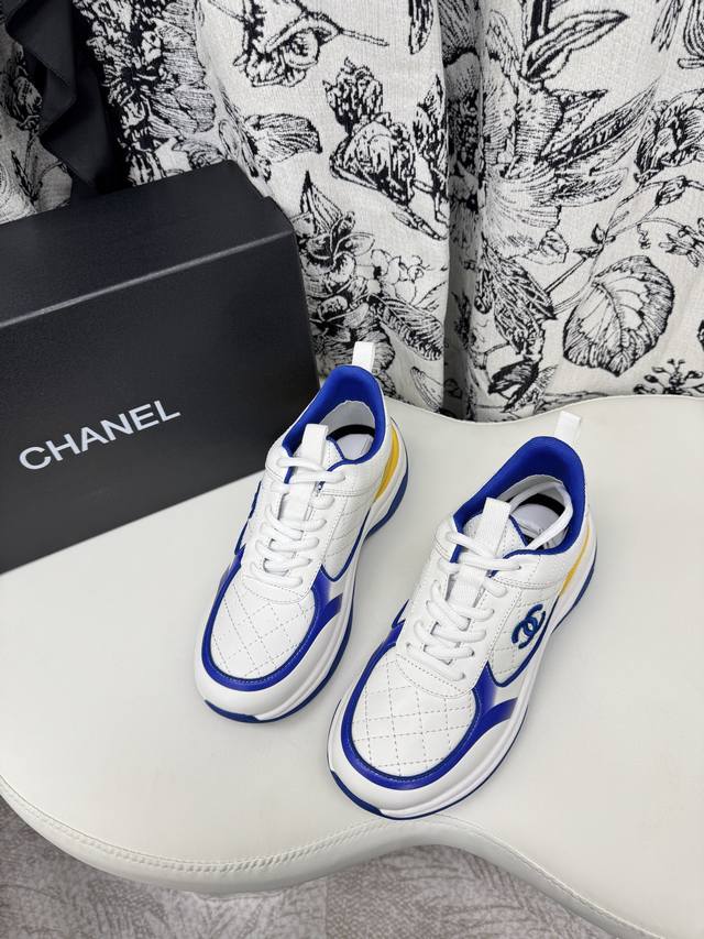 限量款香奶奶Chanel百搭小白鞋 款式搭配不会出错 DDD 撞色搭配活力满满啊 DDD 侧面压印Logo 上脚很秀气 DDD 香奈儿经典配色 黑 白.白 黑.