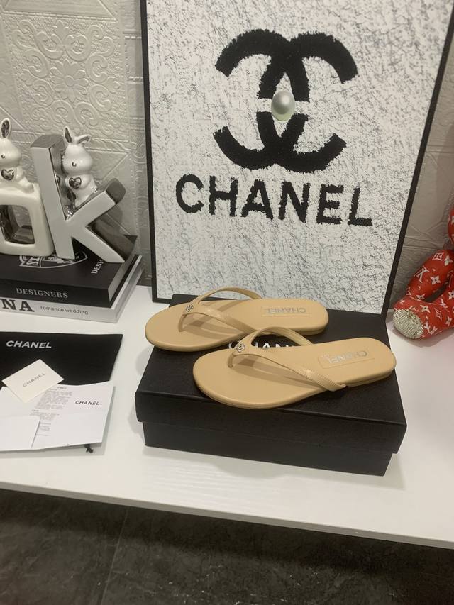 码数：35-40 34 40 41定做 DDD * 最火人字拖专柜简直疯抢了，各大社交平台热门晒图，这期的走秀款绝对太帅了，绝对是这一季最热门的款式，专柜仙女们