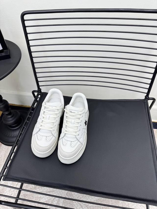 码数;35-39 40-41定做 DDD Dior迪奥厚底运动鞋这款厚底时尚休闲鞋富有辨识度。 DDD 灵感由D主设计师巧妙结合在完美鞋型上.搭配品牌搭扣,更显 码数;35-39 40-41定做 DDD Dior迪奥厚底运动鞋这款厚底时尚休闲鞋富有辨识度。 DDD 灵感由D主设计师巧妙结合在完美鞋型上.搭配品牌搭扣,更显