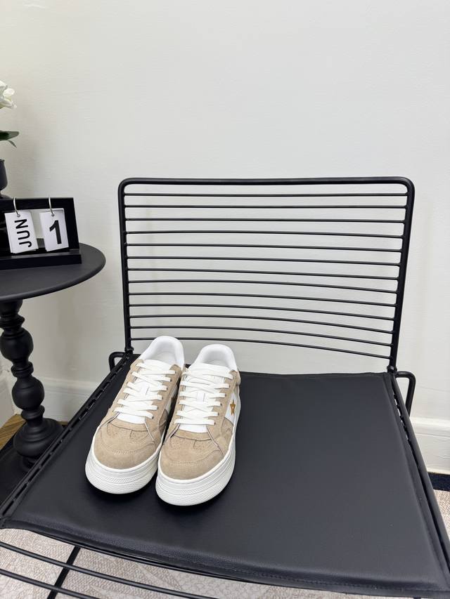 码数；35-39 40-41定做 DDD Dior迪奥厚底运动鞋这款厚底时尚休闲鞋富有辨识度。 DDD 灵感由D主设计师巧妙结合在完美鞋型上.搭配品牌搭扣，更显