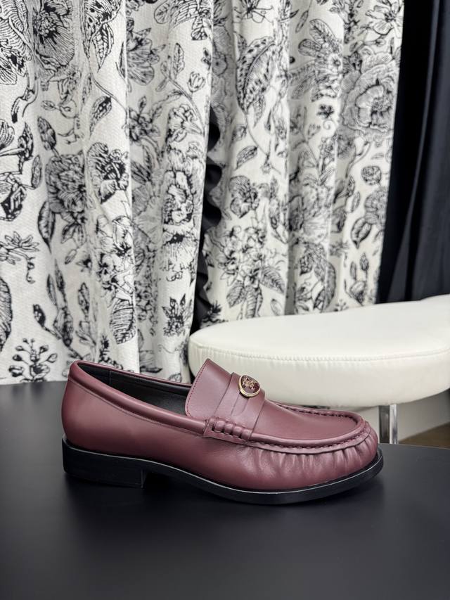 码数：35-40 ,40定制 DDD Burberr2025爆款休闲便鞋，选用柔韧皮革材质打造，于意大利工坊精制而成。融入手工缝线，呈现缩褶效果。正面饰有珐琅骑