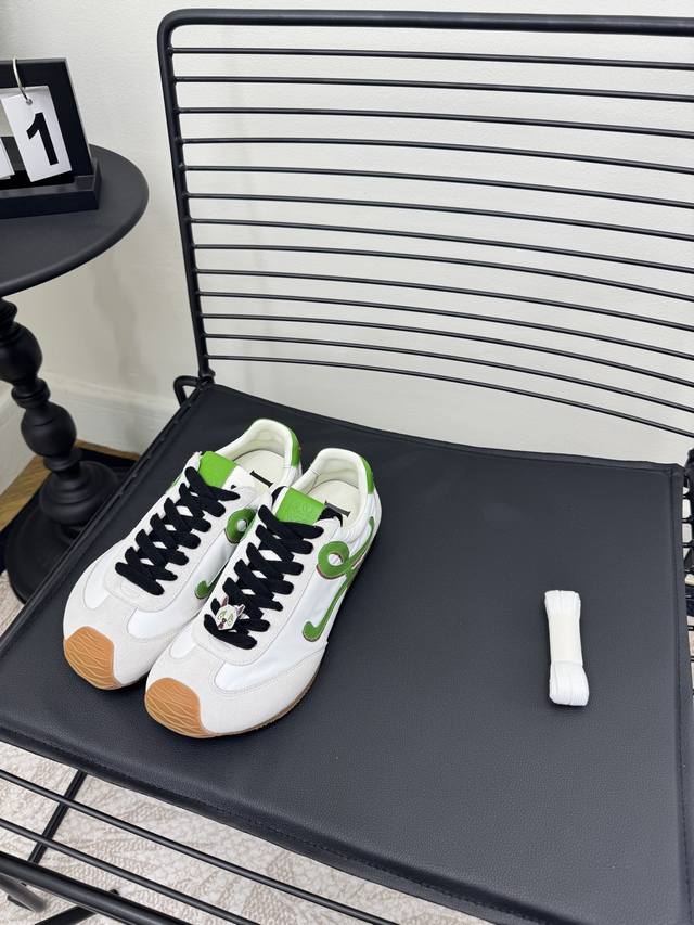 鞋码：女35-39 40定制，男39-44 45定制 DDD Loewe26秀场款 Diy可爱搞怪运动鞋平底款 DDD 罗意威秀场款，Diy可爱搞怪运动鞋！大头